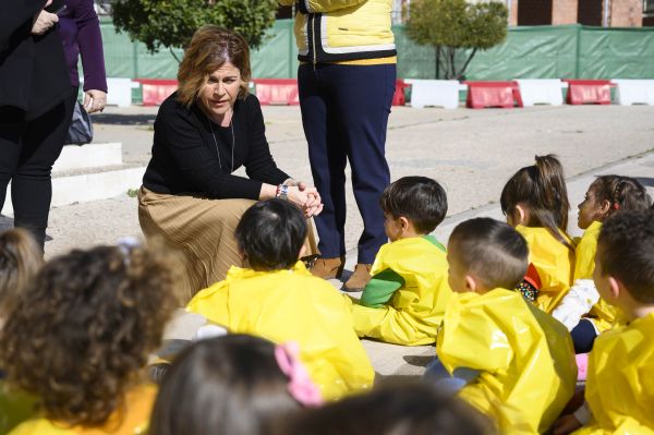 La concejala de Igualdad, Paola Laynez, ha participado en el acto que la Asociación ARGAR ha celebrado en el colegio Mar Mediterráneo con motivo del Día Internacional del Niño con Cáncer.
