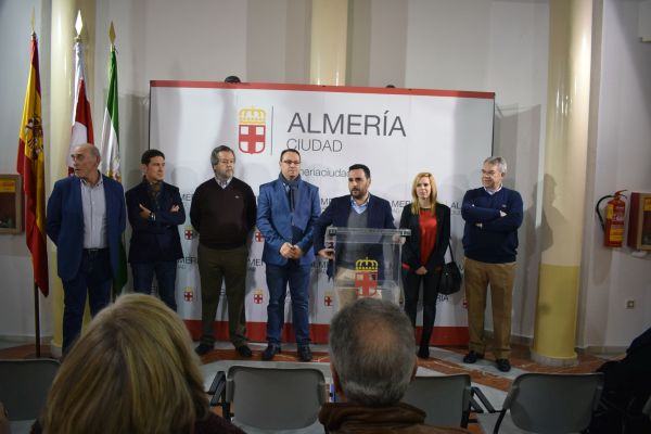 El concejal Carlos Sánchez inauguró la muestra ‘Grupo Indalofoto IV’, con obras de Agustín García, Juan José Leal, Lucía Martínez y Luis Posadas.