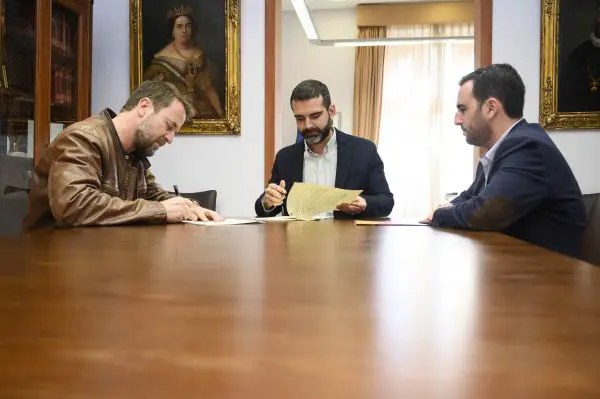El alcalde, Ramón Fernández-Pacheco, firma un convenio con la productora y asegura que “la unión del turismo y cine es binomio de éxito”.