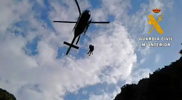 Los agentes realizan una batida por la zona donde fue vista por última vez consiguiendo localizarla y evacuarla en un helicóptero del servicio aéreo de la Guardia Civil con apoyo del servicio de montaña (Greim) con base en Granada.