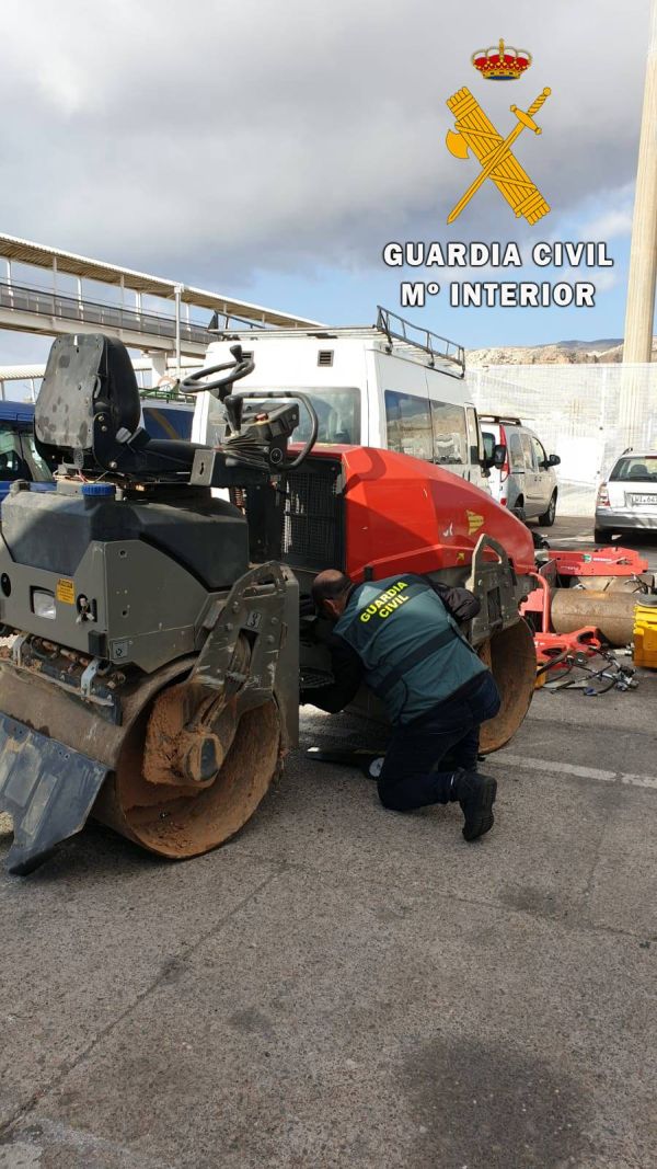La Guardia Civil localiza la maquinaria despiezada oculta en un vehículo de carga que había sido modificado para poder realizar el transporte.