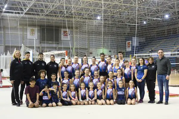 El concejal de Deportes, Juanjo Segura, ha visitado el entrenamiento de las 250 alumnas de esta escuela deportiva municipal.