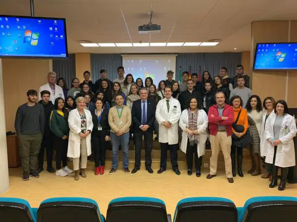 Juan de la Cruz Belmonte ha recibido en el centro hospitalario a los estudiantes de Bachillerato de Ciencias de la Salud.