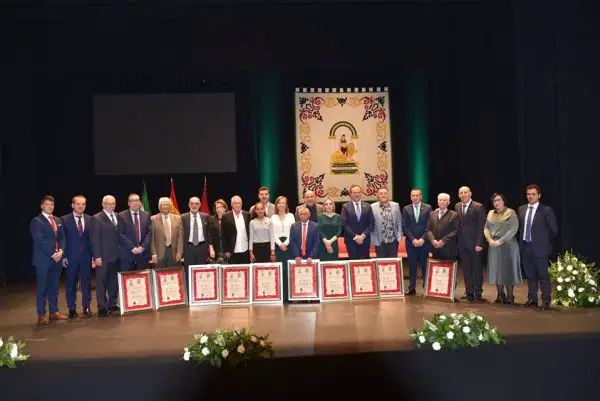 El Teatro Villa de Huércal-Overa ha acogido el acto en el que se han entregado Menciones Honoríficas y el reconocimiento de Hijo Adoptivo a Título Póstumo a Martín Alonso.