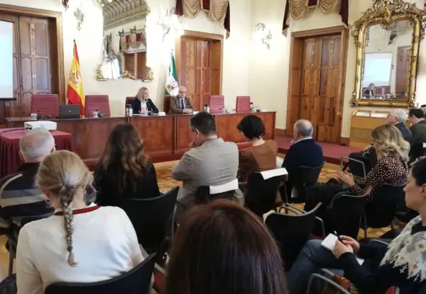 Sánchez Torregrosa ha inaugurado la jornada destinada a los profesionales cuya actividad trata la gestión de estos animales En la provincia de Almería hay registrados en la actualidad más de 8.000 animales dentro de esta categoría.