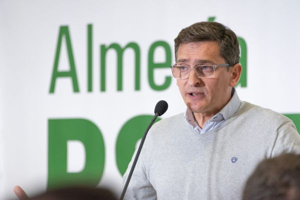 El líder del PSOE de Almería critica que el presidente de la Junta de Andalucía aún no se haya reunido con el sector agrícola.