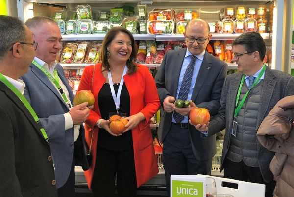 Crespo acompaña en Berlín a las empresas presentes en Fruit Logistica y lanza un “mensaje de optimismo” a los agricultores ante la crisis de precios.