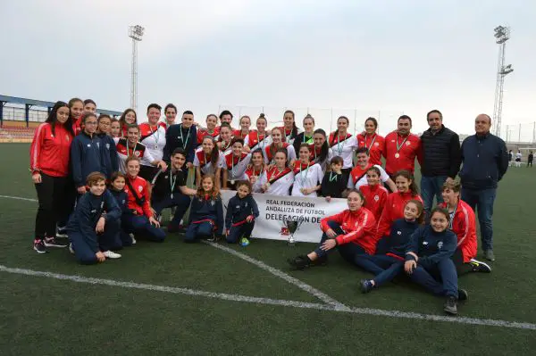 El concejal de Deportes, Juanjo Segura, entregó el trofeo a las jugadoras, en el Complejo Deportivo Municipal de La Cañada.