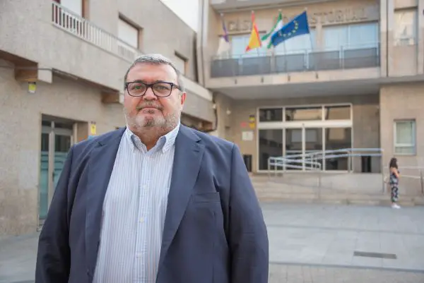 El portavoz socialista, Manolo García, insiste en defender la presencia de ambos cuerpos en el municipio y sospecha de la negativa del alcalde a la llegada de la Policía Nacional.