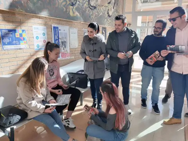 Juventudes Socialistas inicia en Almería una campaña informativa a favor de la igualdad y de la libertad educativa que amenaza la extrema derecha.