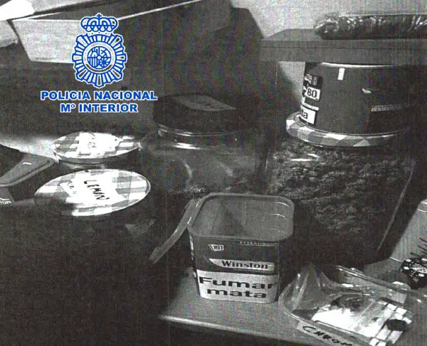 Los agentes han intervenido más de tres kilogramos de marihuana, 300 gramos de hachís, varias pastillas de éxtasis, 520 euros, una defensa extensible, un táser y numerosos efectos de interés policial.