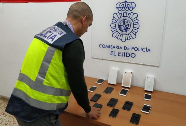  Hay una persona detenida, con domicilio en Motril -Granada-sobre quien ha quedado acreditado estafa en al menos nueve ocasiones  Han sido recuperados 12 terminales telefónicos, y la operación continúa abierta