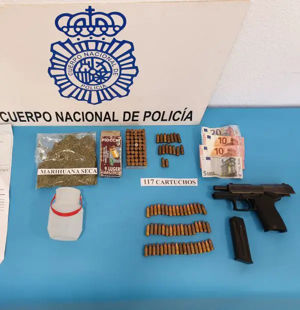Una investigación abierta en el año 2008 por la sustracción de la pistola reglamentaria a un agente de la Policía Local de Málaga condujo hasta los ahora detenidos.