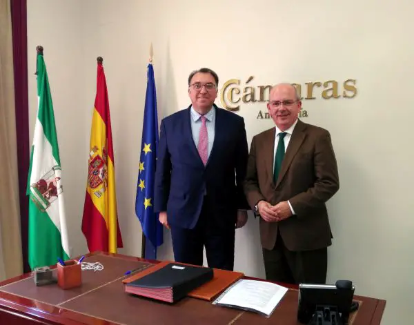 El consejero delegado de Extenda, Arturo Bernal, y el presidente del Consejo Andaluz de Cámaras, Javier Sánchez, afianzan su colaboración para impulsar la internacionalización de Andalucía.