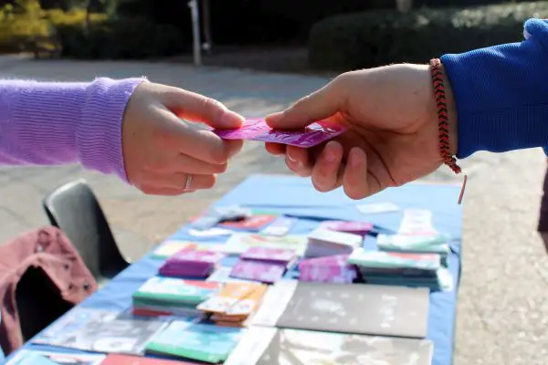 Médicos del Mundo y la Unidad de Estudios Sexológicos de la Universidad de Almería han instalado dos mesas informativas en el campus, realizado pruebas para la detección del VIH y la sífilis y demostraciones sobre el uso de diferentes métodos anticonceptivos.