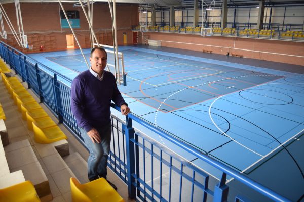 El compromiso de mejora de una de las instalaciones más emblemáticas de la Universidad de Almería da un paso definitivo con el montaje de la nueva superficie de pista, de primer nivel, con lo que UAL Deportes la reposiciona como uno de los mejores espacios cubiertos de la provincia.