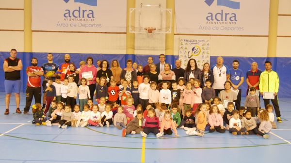 El Ayuntamiento de Adra ha recibido un reconocimiento por parte del centro educativo por su colaboración en este tipo de encuentros.