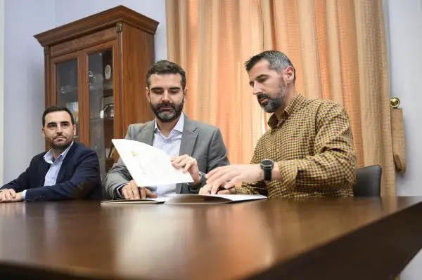 El alcalde de Almería, Ramón Fernández-Pacheco, y el gerente de Crash Music SL, Diego Ferrón, han firmado esta mañana un convenio con la Empresa Municipal Almería Turística.