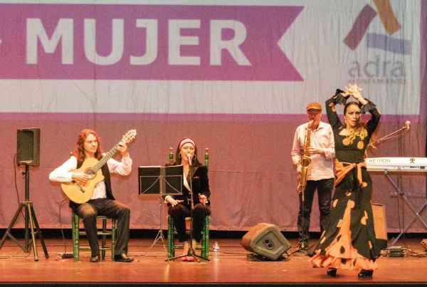 La gala ha comenzado con la actuación de la Asociación de Mujeres Inmaculada Marina y ha contado con la actuación de la cantante almeriense María José Gil Soler.