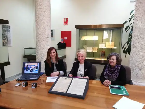 La experta, Rosa Ortiz; la delegada de Cultura, Eloísa Cabrera y la directora del Archivo, María Luisa Andrés