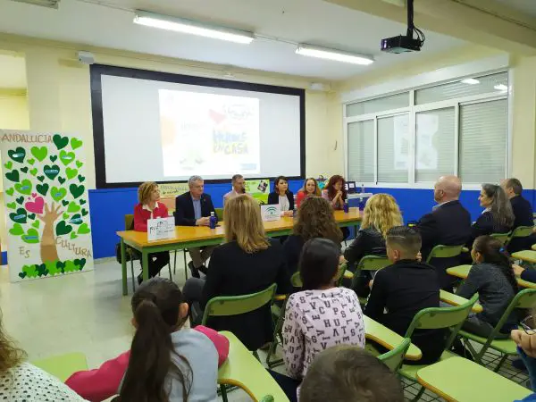 El delegado de Salud y el delegado de Educación han presentado en el CEIP Ángel Suquía este programa que llegará a 3.700 escolares.