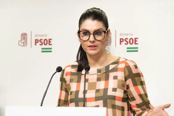 La parlamentaria del PSOE recuerda que tres familias tuvieron que matricular a sus hijos en otros pueblos porque Educación no les dio otra opción.
