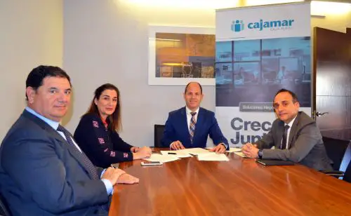 El Colegio Profesional de Economistas de Almería y Cajamar han firmado un convenio que establece condiciones especiales para sus colegiados con el fin de apoyar y financiar el ejercicio de su actividad profesional.