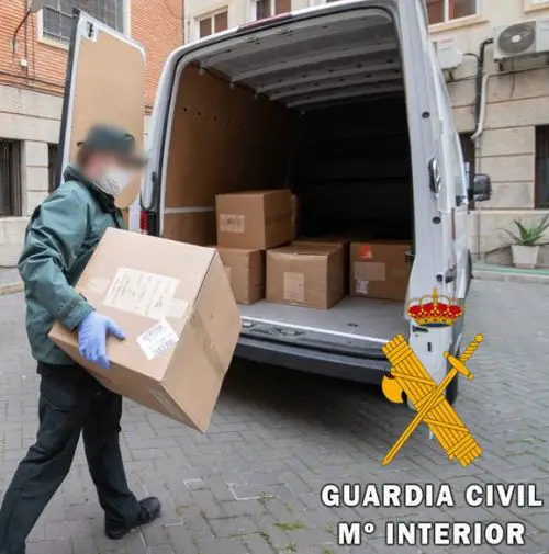 La Guardia Civil de Almería apoya a Subdelegación del Gobierno de España en Almería en el reparto de mascarillas.