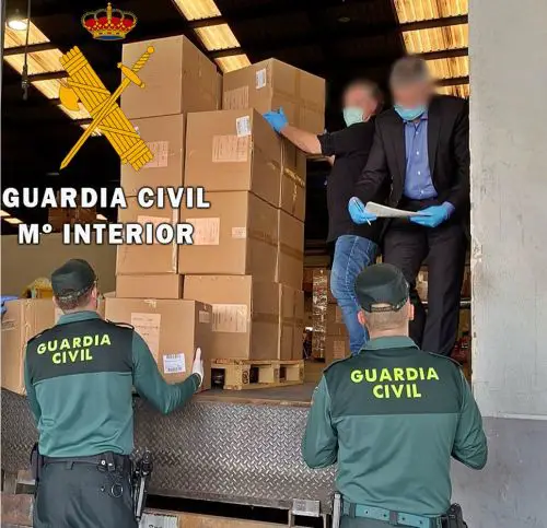 La Guardia Civil de Almería apoya a Subdelegación del Gobierno de España en Almería en el reparto de mascarillas.