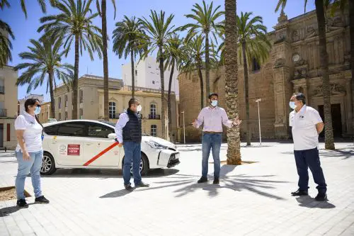 El alcalde, Ramón Fernández-Pacheco, ha mantenido un encuentro con la junta directiva de Taxi-Almería para trasladar el compromiso “de seguir ayudando en la revitalización de este servicio esencial”.