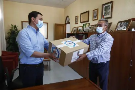 El presidente de la Institución Provincial visita el municipio almeriense más afectado por el Covid-19 y entrega al alcalde 400 mascarillas, una para cada vecino.