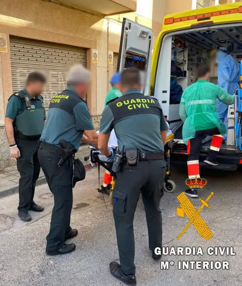 La Guardia Civil de Almería detiene a los autores que agredieron a dos personas con una barra de hierro en San Isidro-Níjar. Ambas víctimas son trasladados al Hospital Torrecárdenas con varias fracturas y diversas heridas de gravedad.