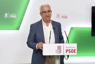 El portavoz adjunto del Grupo Socialista Manuel Jiménez Barrios advierte de que al presidente de la Junta “se le ha caído la máscara de la moderación”
