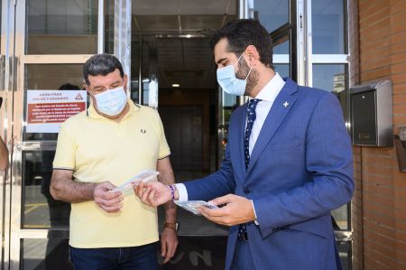 Fernández-Pacheco ha agradecido a los voluntarios de Protección Civil y a miembros de Policía Local y Bomberos su participación en el reparto de mascarillas quirúrgicas a lo largo de los próximos días.