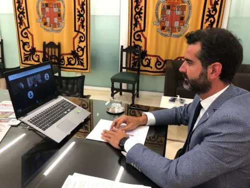 Fernández-Pacheco pone en valor la capacidad de adaptación de la Universidad de Almería que desde hoy y hasta el 17 de junio organiza nueve cursos de verano ‘on line’ con un centenar de ponentes.