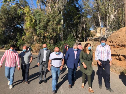 La consejera visita junto al alcalde de Adra la vía de ‘La Parra a la Ermita’, cuya mejora cuenta con el respaldo de la Junta
