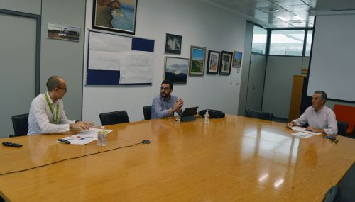El director, Ignacio Tejero, informa a Carlos Sánchez sobre el regreso de vuelos turísticos internacionales a Almería en el mes de julio.