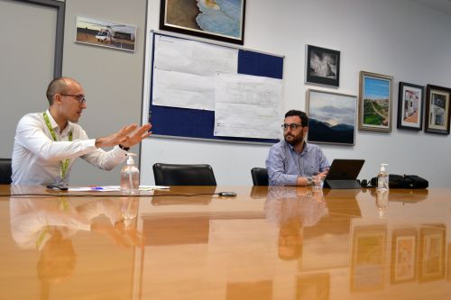 El director, Ignacio Tejero, informa a Carlos Sánchez sobre el regreso de vuelos turísticos internacionales a Almería en el mes de julio.