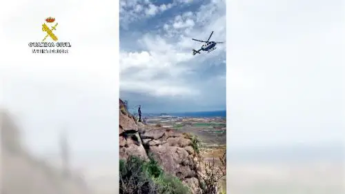 En una complicada maniobra de rescate, los agentes de la Guardia Civil acceden descolgándose desde el helicóptero.