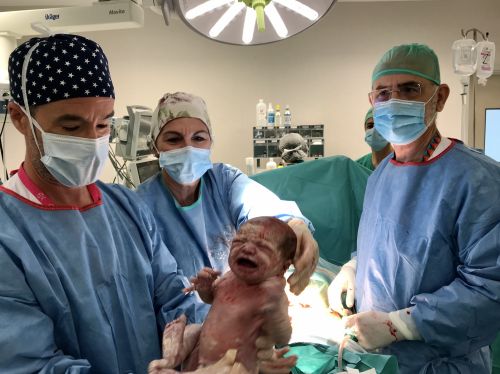 El primer bebé ha sido una niña que ha nacido a las 10:09 horas de hoy martes a través de una cesárea y se convierte en el primer nacimiento de los nuevos paritorios del hospital.