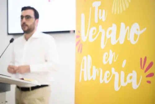 El concejal Carlos Sánchez presenta ‘Tu verano en Almería’, y anuncia una campaña de proximidad en agencias de viajes de diez provincias