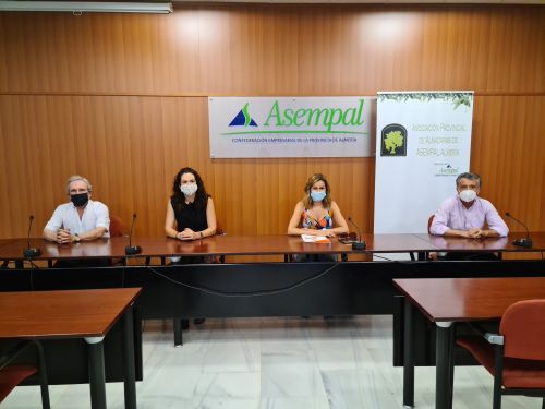 La parlamentaria andaluza de Ciudadanos por Almería, Mercedes López, pone de relieve la apuesta por la calidad del sector almeriense con una producción de aceite de oliva virgen extra que supera el 90 por ciento