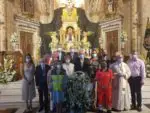 En la imagen aparecen todos los participantes en la ofrenda junto a miembros del la Hermandad de la Virgen del Mar.