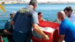 Los agentes de la Guardia Civil prestaron seguridad y apoyo a los miembros de Equinac que procedieron al registro del varamiento en este caso de un delfín en muy mal estado.