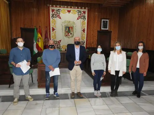 El Alcalde, Domingo Fernández, ha firmado la resolución junto con los beneficiarios de estas ayudas que pueden alcanzar los 2.500€.