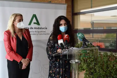 Ruiz ha recordado a las víctimas que en su departamento, a través del Instituto Andaluz de la Mujer, tienen un canal de salida para comenzar una nueva vida y convertirse en supervivientes.