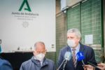 El delegado de Salud junto al alcalde de Roquetas han visitado el vehículo que realiza los test de antígenos con una fiabilidad superior al 95%.