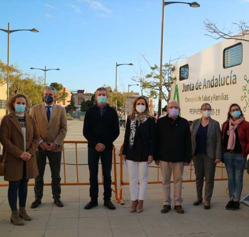 La delegada del Gobierno ha visitado la unidad puesta en marcha por la Junta de Andalucía para dar una mayor operatividad en la toma de muestras.
