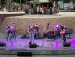 El folk rock de la banda hace disfrutar al público, dentro de un festival que continuará desde hoy en el Patio de los Naranjos.