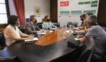 El candidato socialista a la Presidencia de la Junta se reúne en el Parlamento con los trabajadores y reclama al Gobierno de la Junta que “se implique para mantener el empleo industrial y fijar la capacidad productiva en Andalucía”